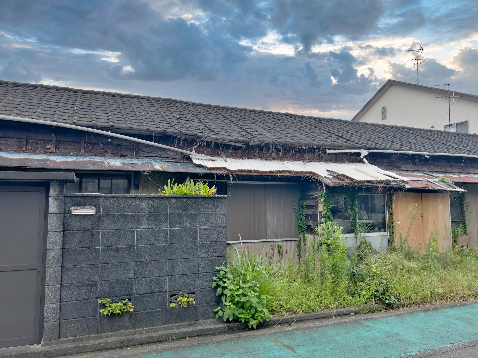 自身が遠方に住んでいる場合の遺品整理・空き家売却、なぜ大変？